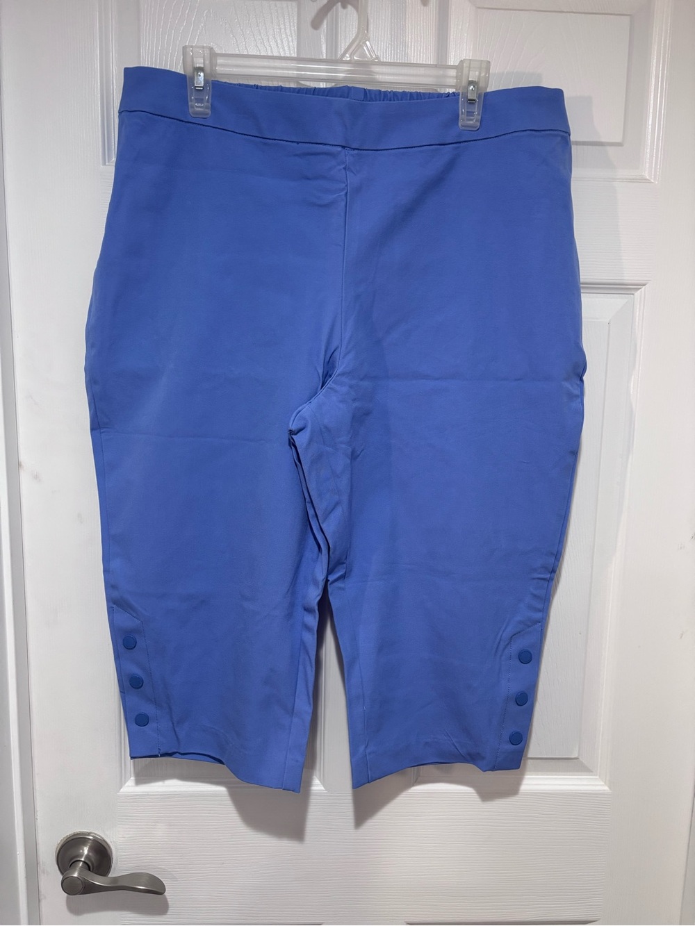 ISAAC MIZRAHI NWOT Women’s Periwinkle Stretch Flat Front Button-Hem Capris